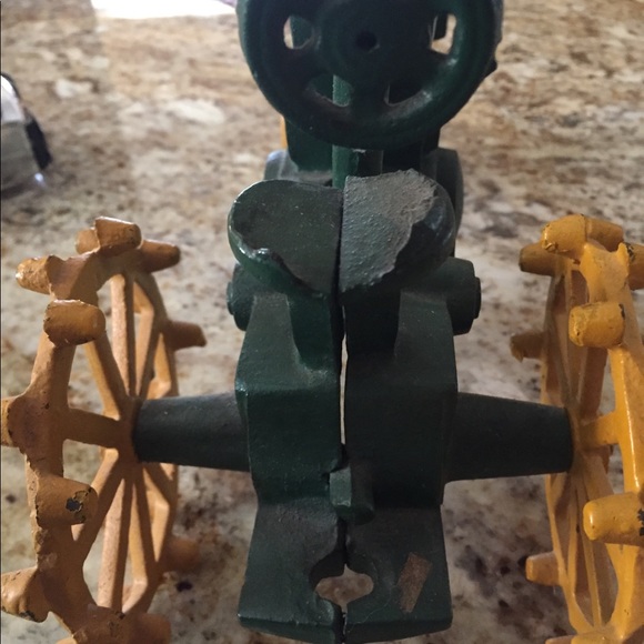 Cast iron John Deere toy tractor - Picture 7 of 7